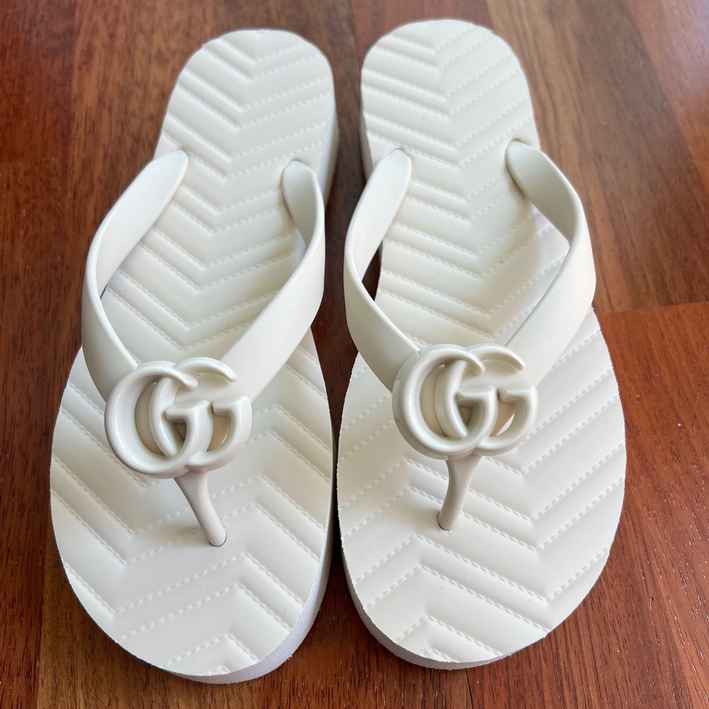 Never Worn - Authentic Gucci Double G Chevron Sandals - Size 7 - Creme/White